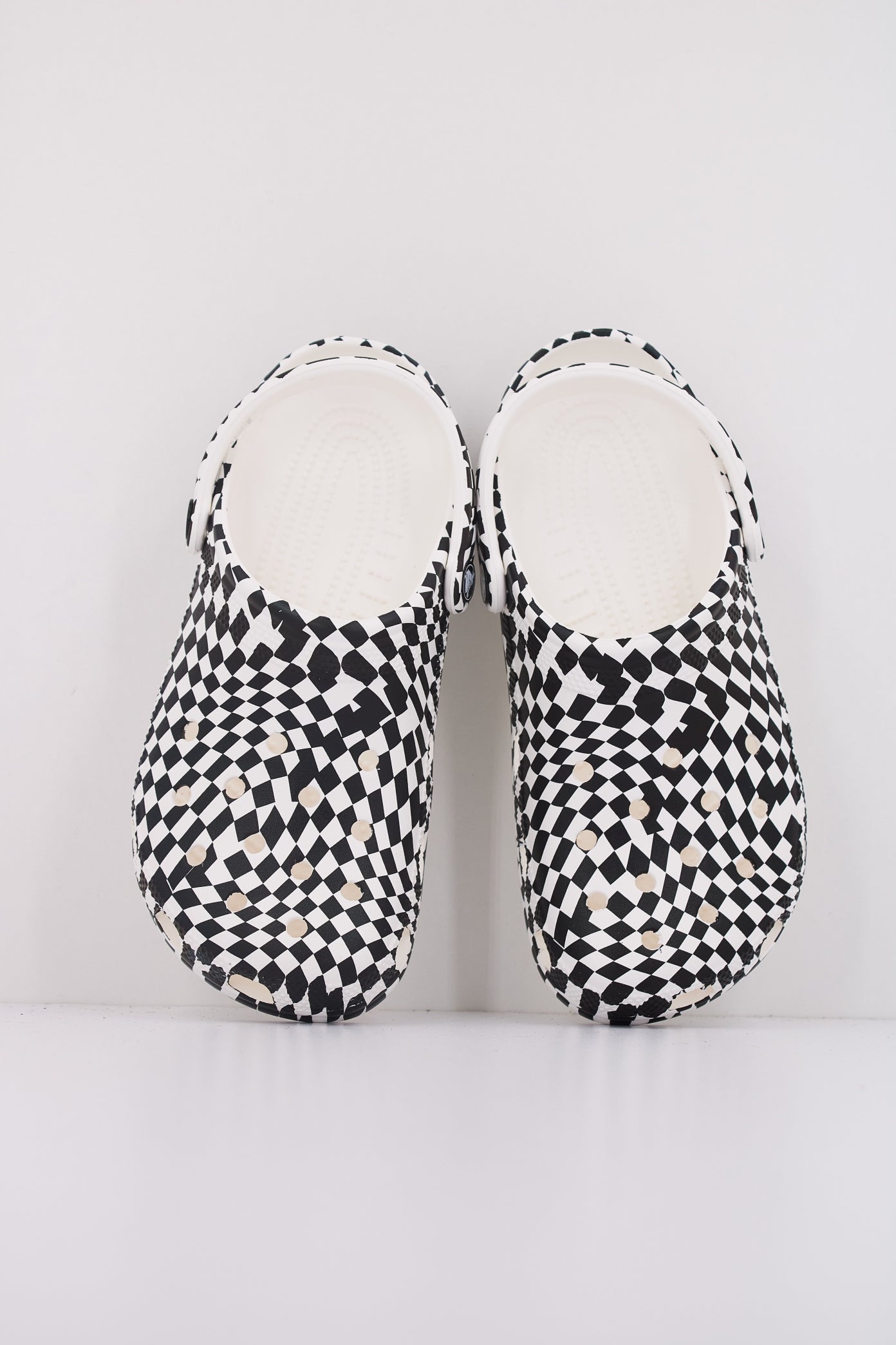 CROCS CLASSIC WARPED CHECKER CLOG en color BLANCO (3)