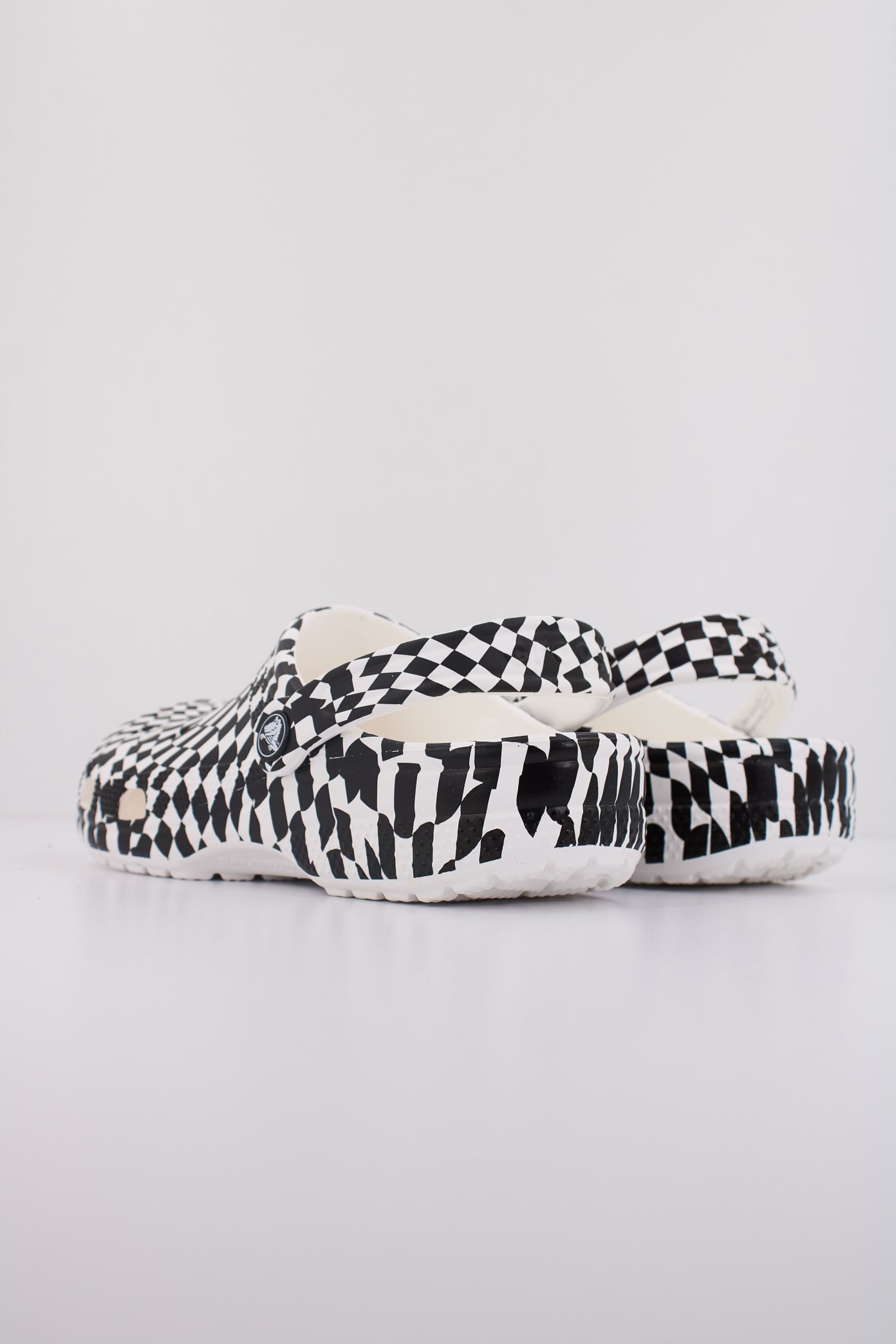 CROCS CLASSIC WARPED CHECKER CLOG en color BLANCO (4)