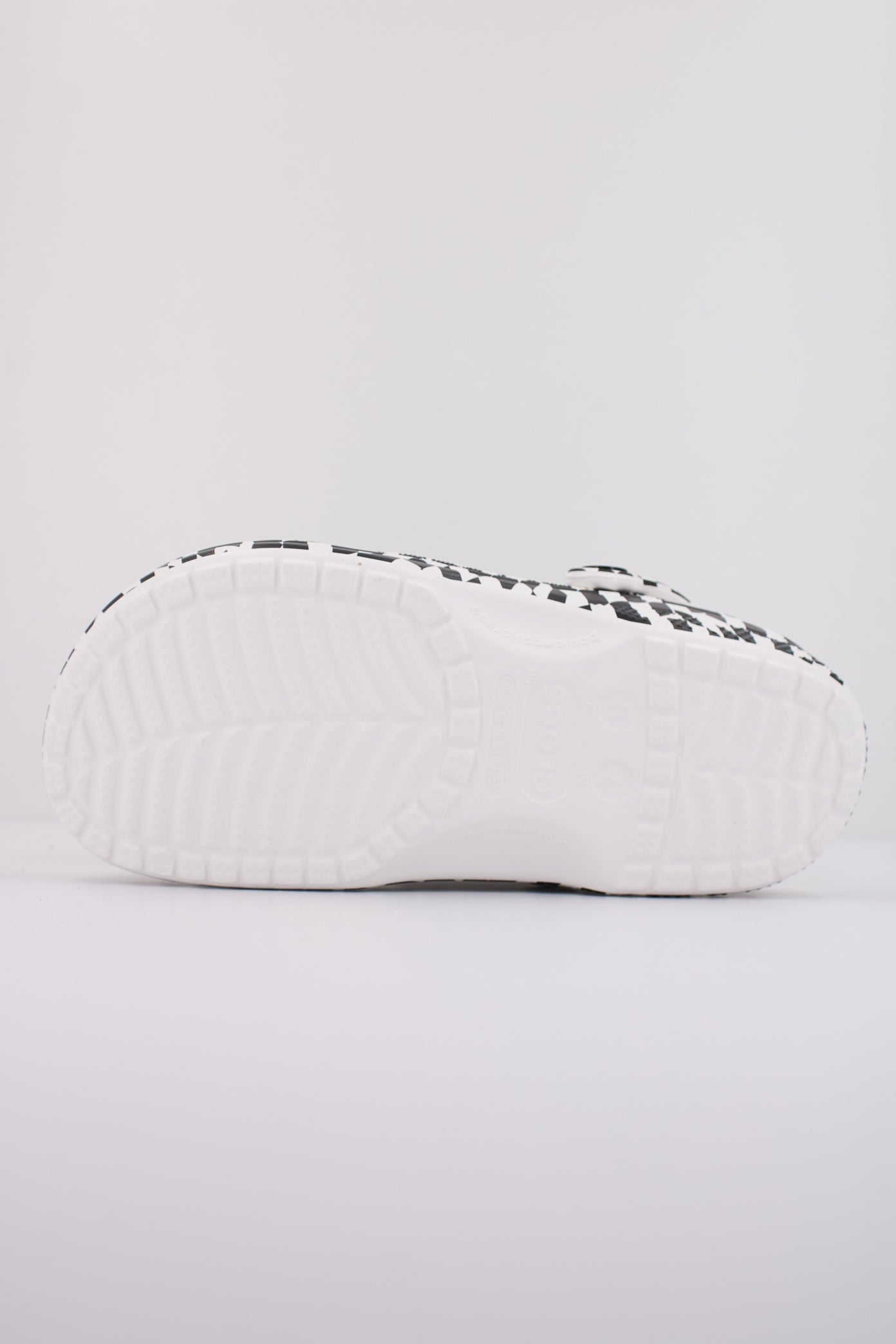 CROCS CLASSIC WARPED CHECKER CLOG en color BLANCO (5)
