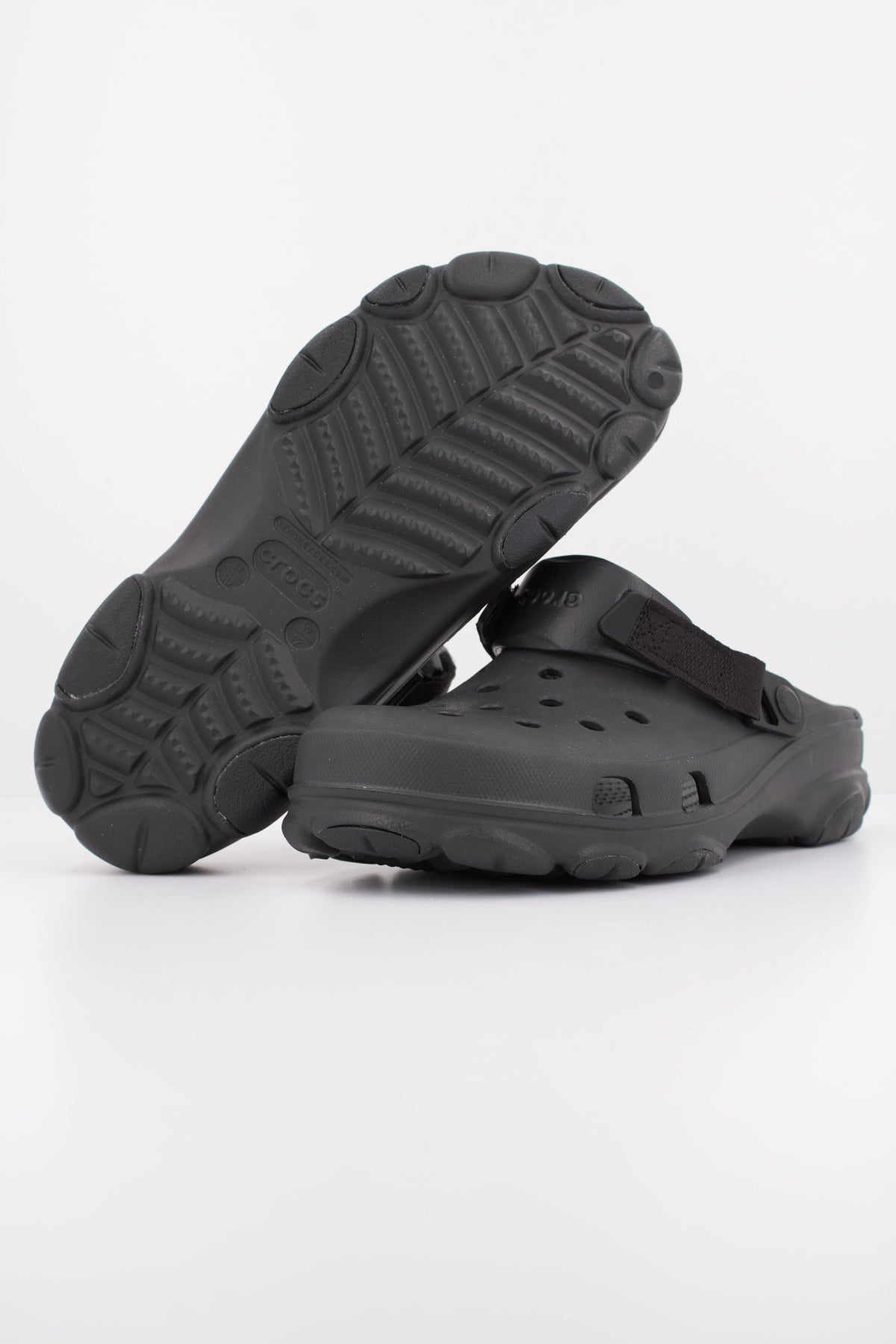 CROCS ALL-TERRAIN CLASSIC en color NEGRO (5)
