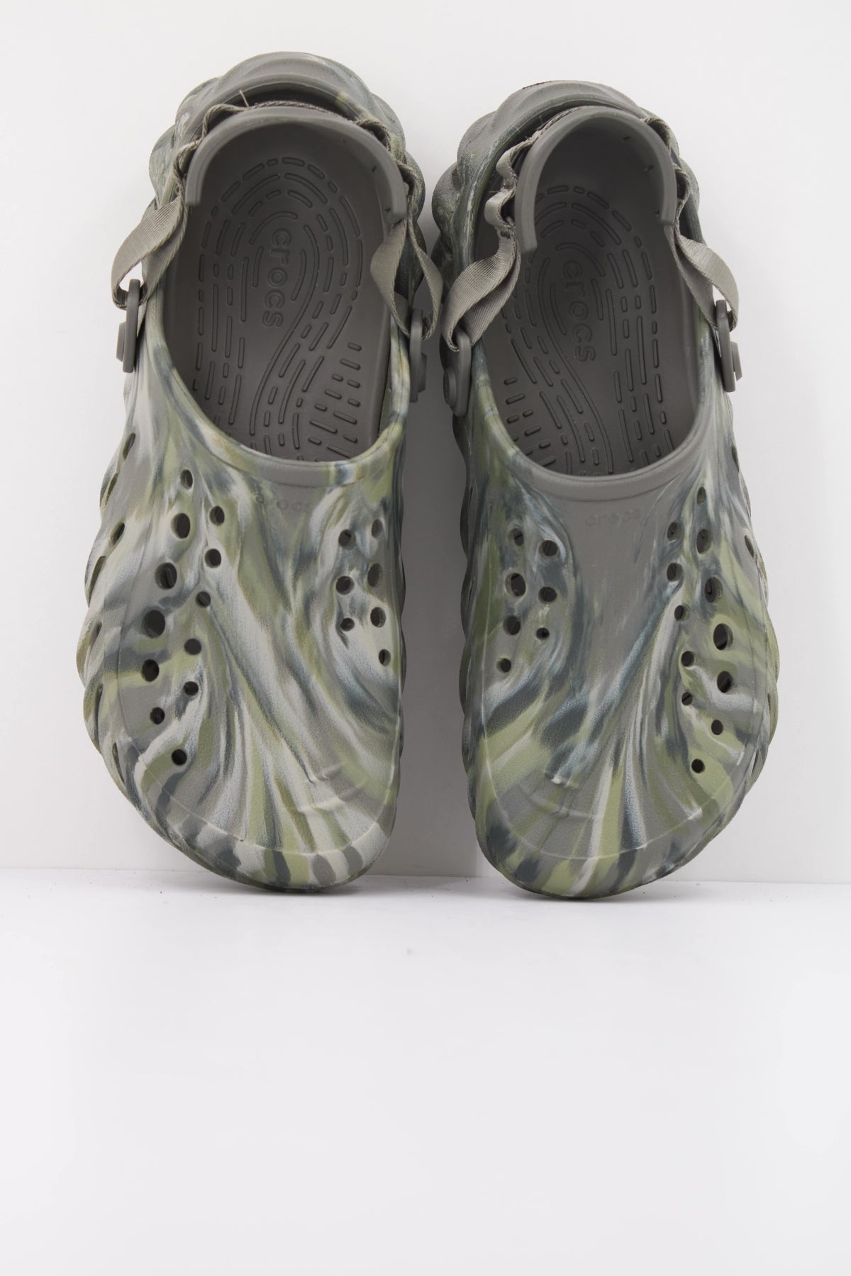 CROCS ZUHECOS ECHO MARBLED CLOG en color VERDE (3)