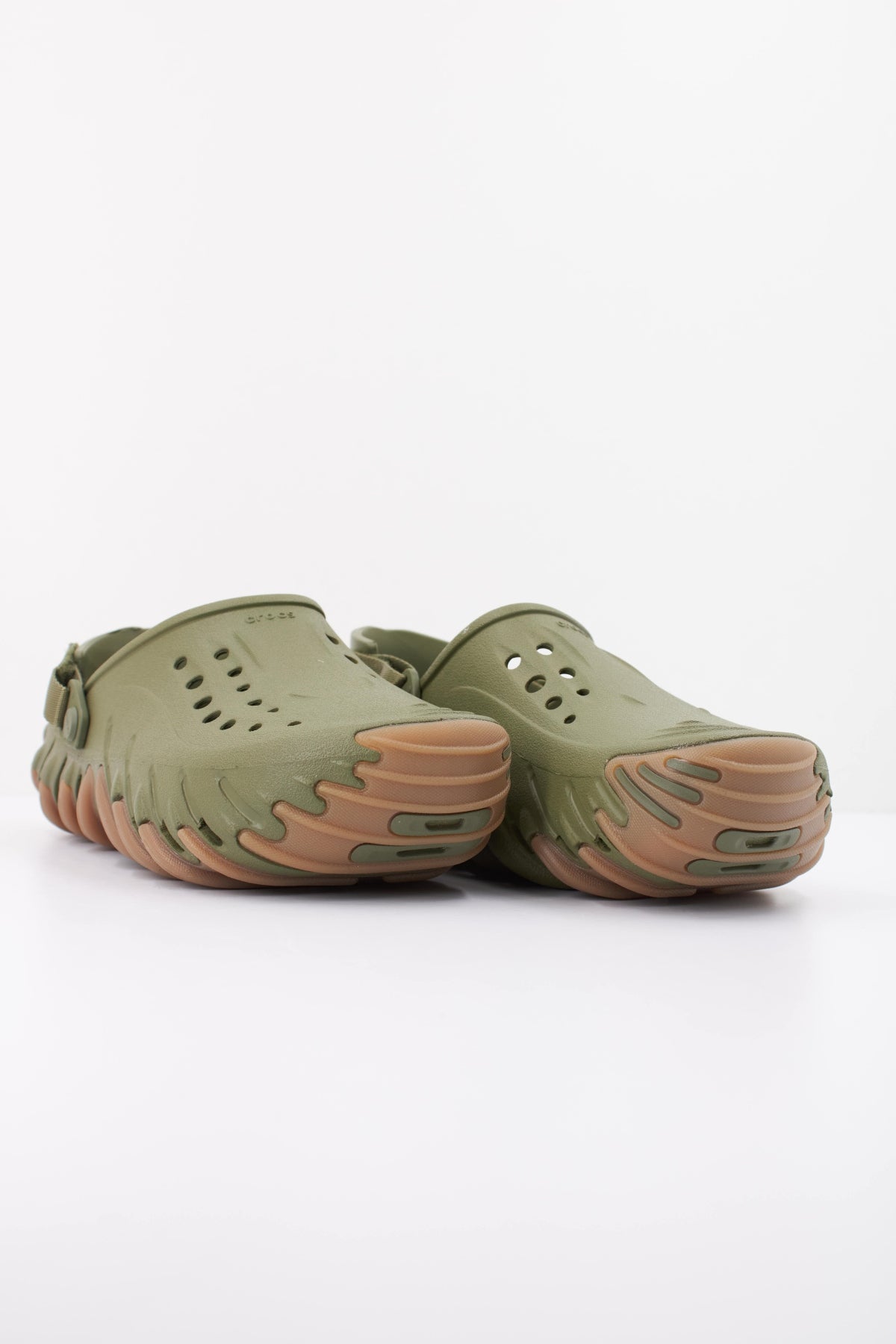 CROCS SANDALIA ECHO GUM RO CLOG en color VERDE (2)