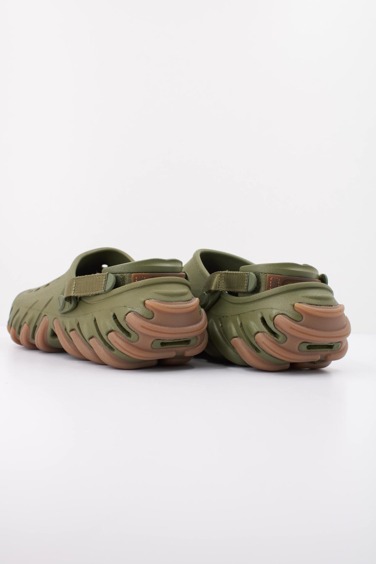 CROCS SANDALIA ECHO GUM RO CLOG en color VERDE (4)