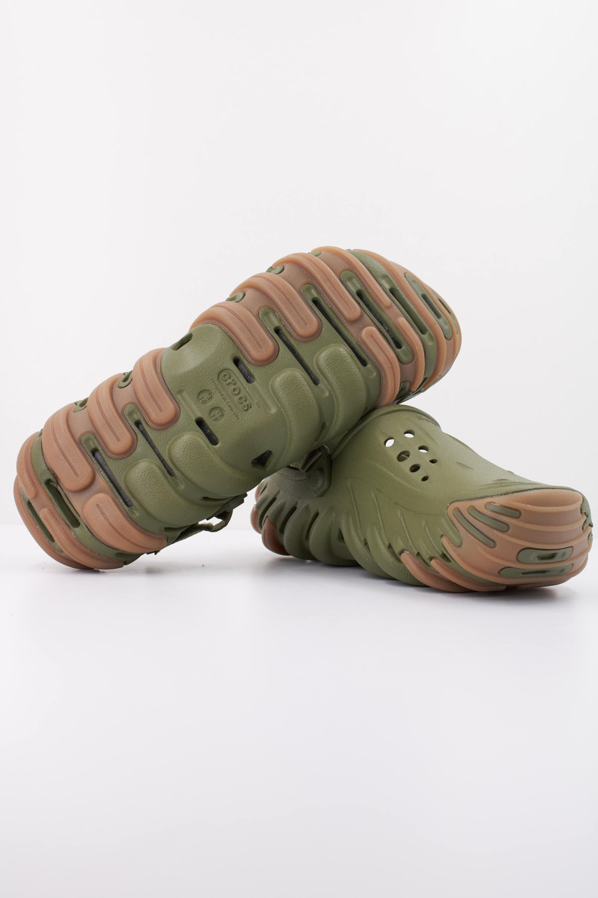CROCS SANDALIA ECHO GUM RO CLOG en color VERDE (5)