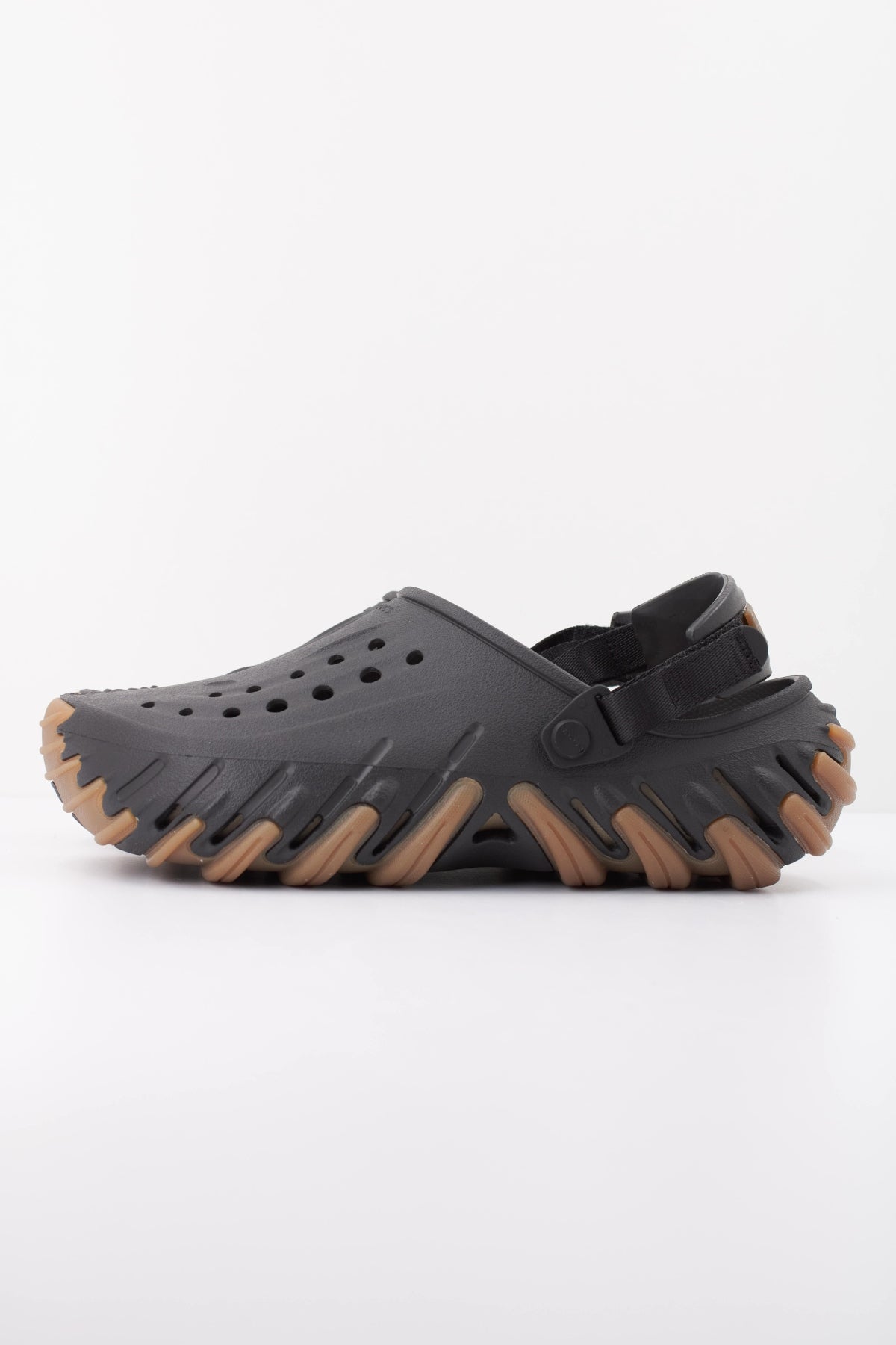 CROCS SANDALIA ECHO GUM RO CLOG en color NEGRO (1)