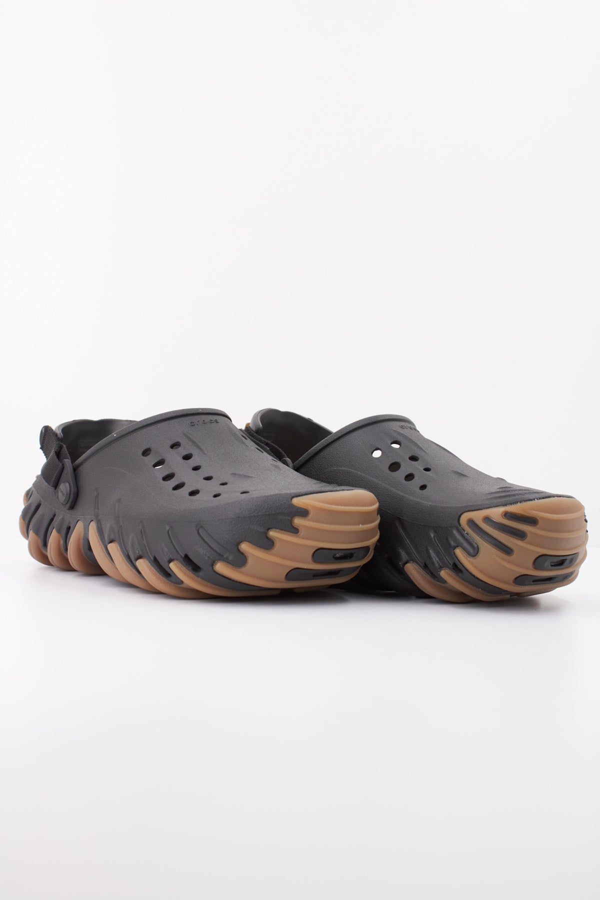 CROCS SANDALIA ECHO GUM RO CLOG en color NEGRO (2)