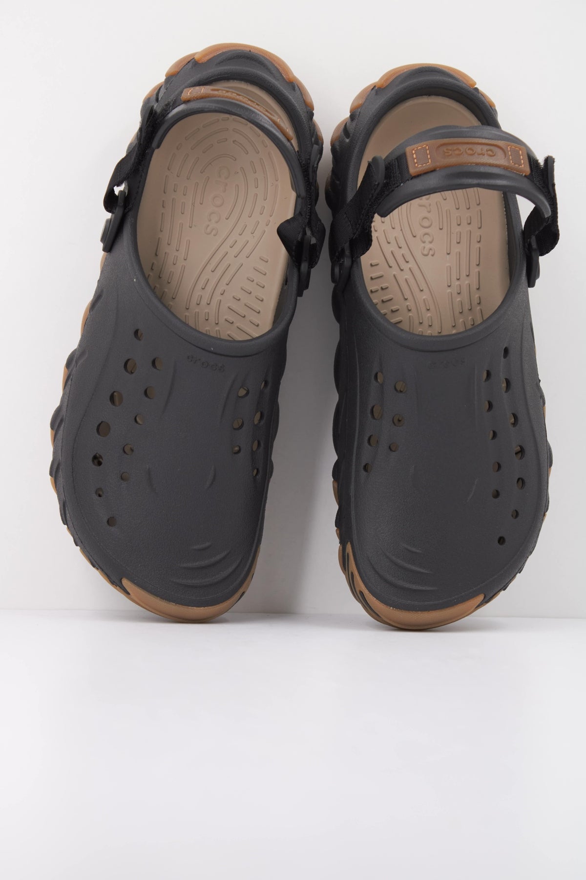 CROCS SANDALIA ECHO GUM RO CLOG en color NEGRO (3)