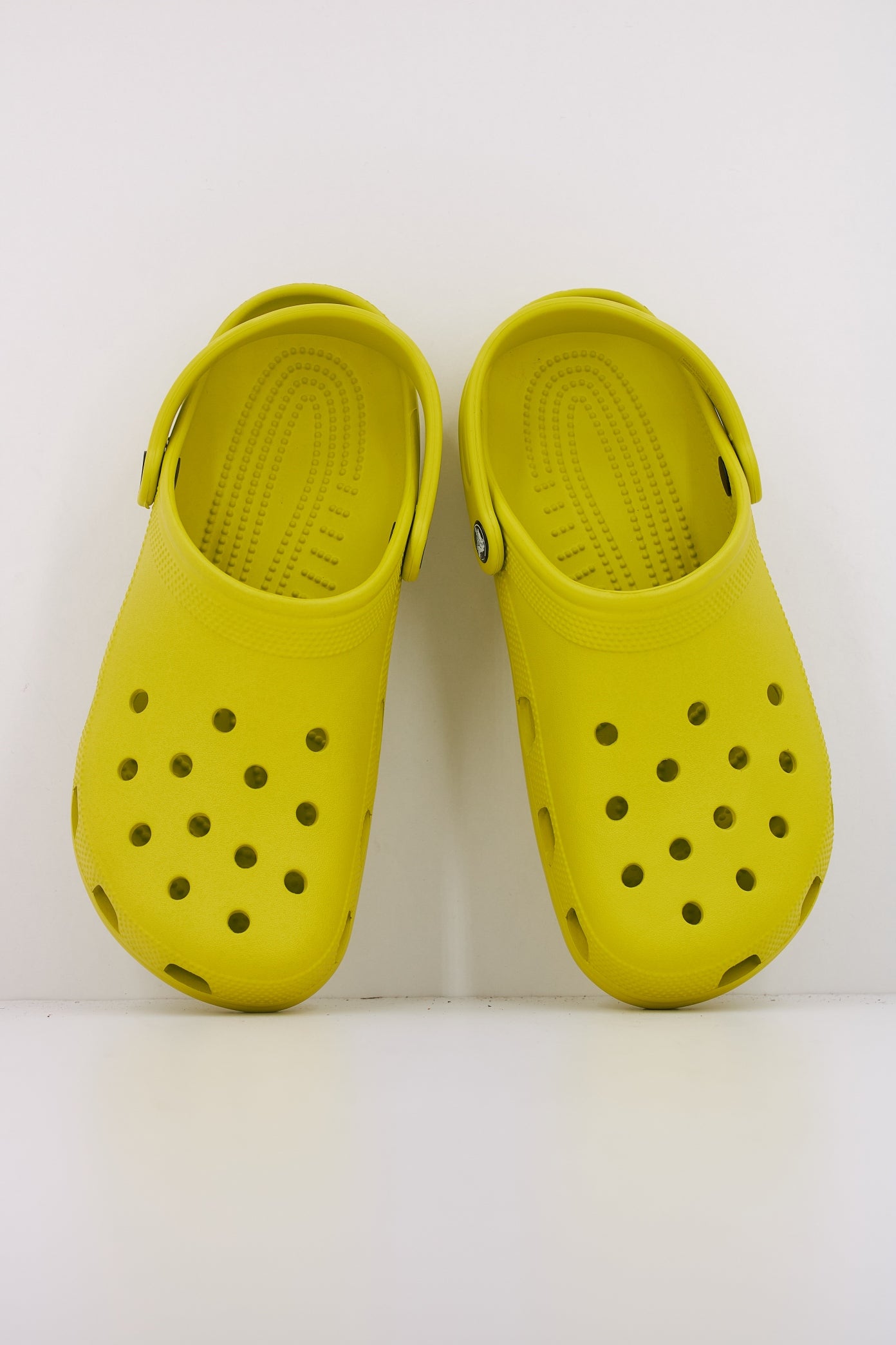 CROCS CLASSIC U en color AMARILLO (3)