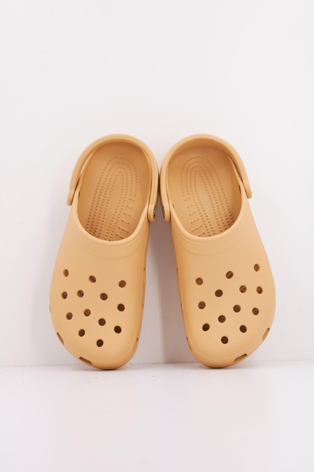 CROCS C CLASSIC U en color MARRON CLARO (3)