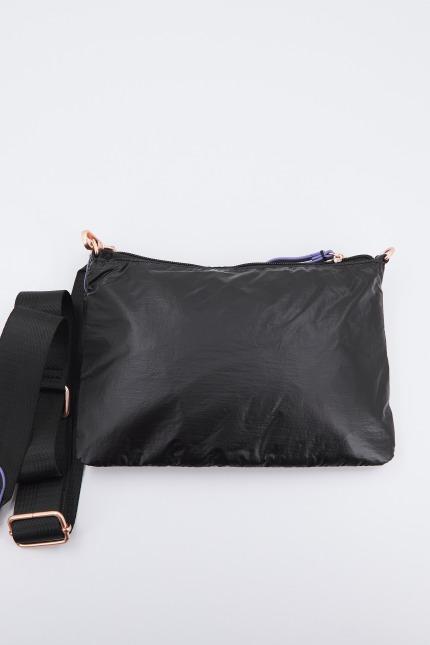 MUNICH GLOSS CROSSBODY en color NEGRO (2)