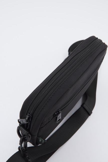 MUNICH RECYCLED X CROSSBODY en color NEGRO (4)