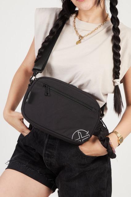 MUNICH RECYCLED X CROSSBODY en color NEGRO (5)