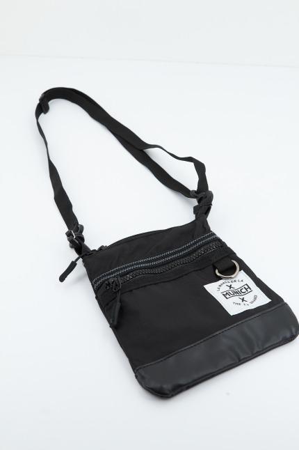MUNICH FORA CROSSBODY en color NEGRO (2)
