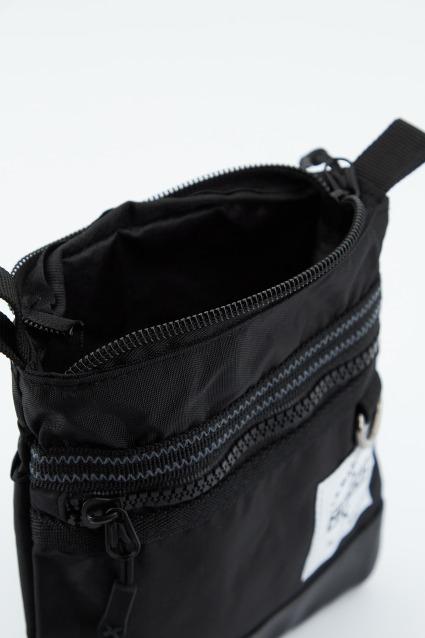 MUNICH FORA CROSSBODY en color NEGRO (4)
