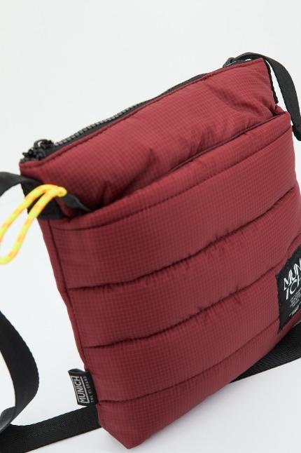 MUNICH WIND CROSBODY en color BURDEOS (3)