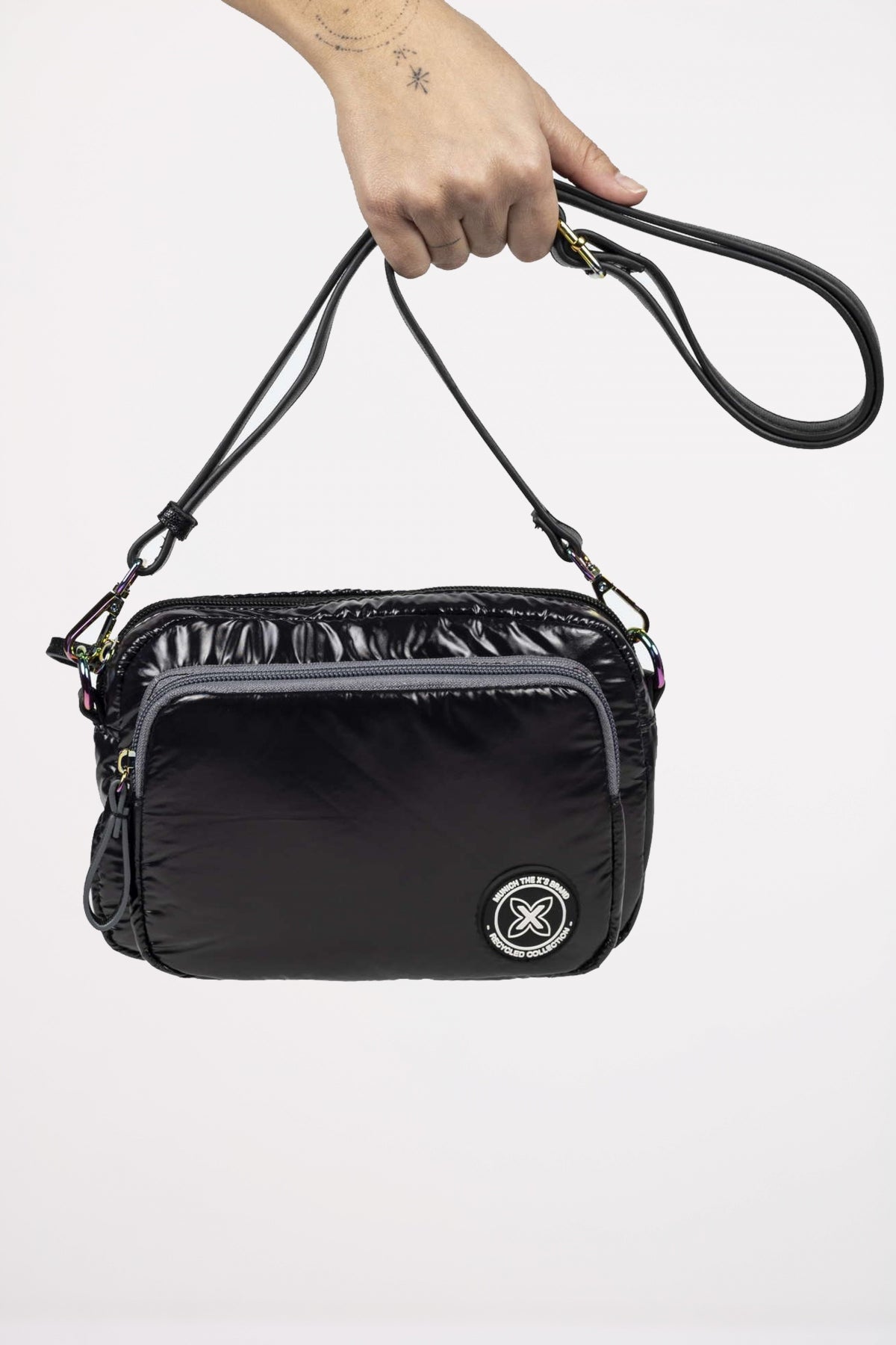 MUNICH GLOSS RECYCLED CROSSBODY en color NEGRO (4)