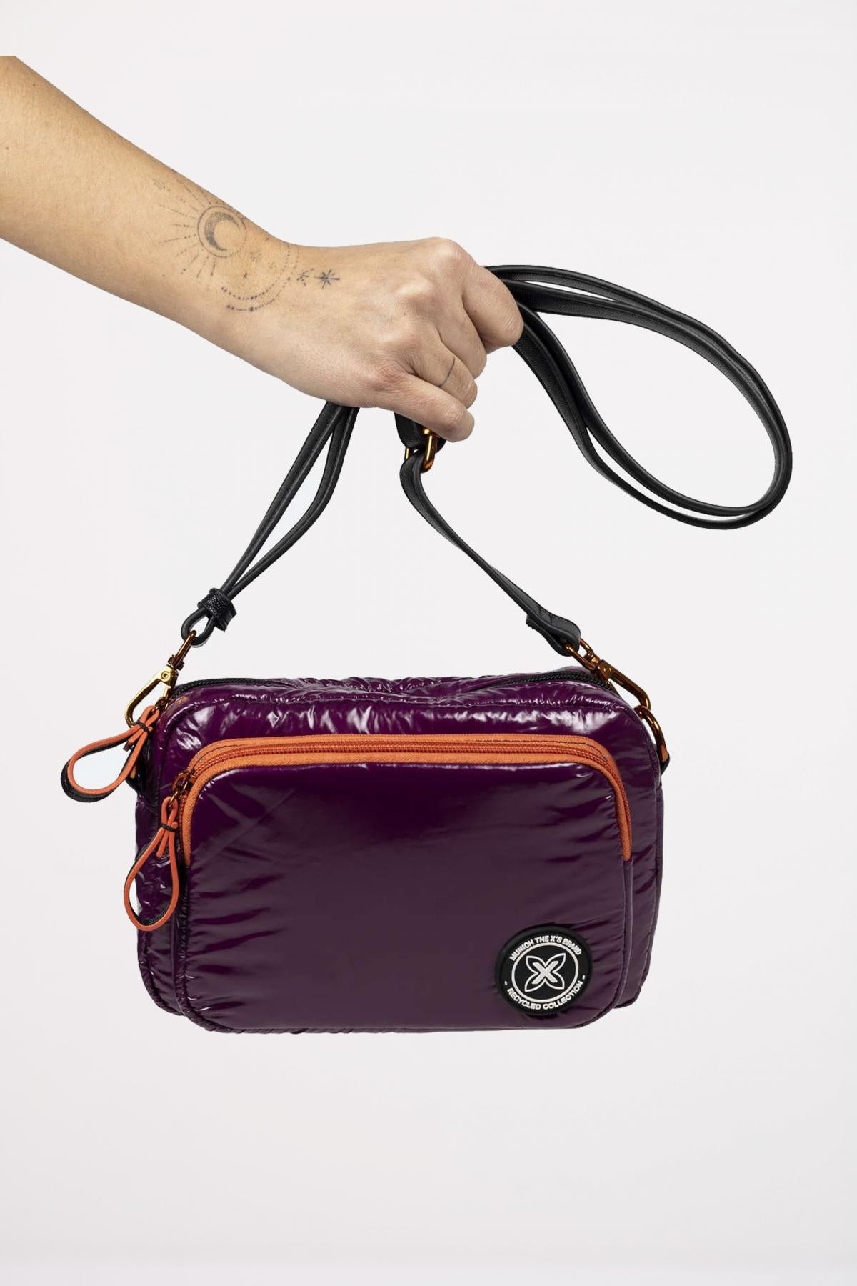 MUNICH GLOSS RECYCLED CROSSBODY en color VIOLETA (4)