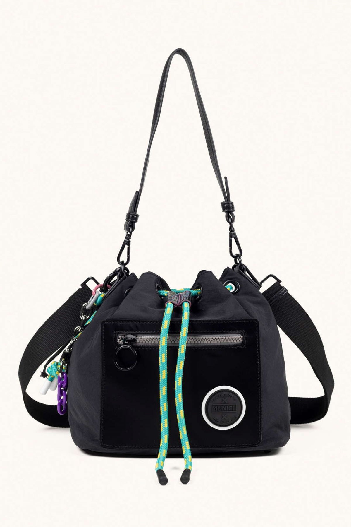 MUNICH DEEP RECYCLED FW BUCKET en color NEGRO (1)