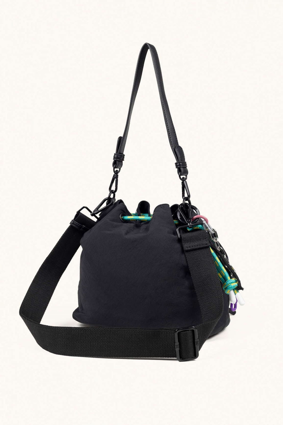 MUNICH DEEP RECYCLED FW BUCKET en color NEGRO (2)