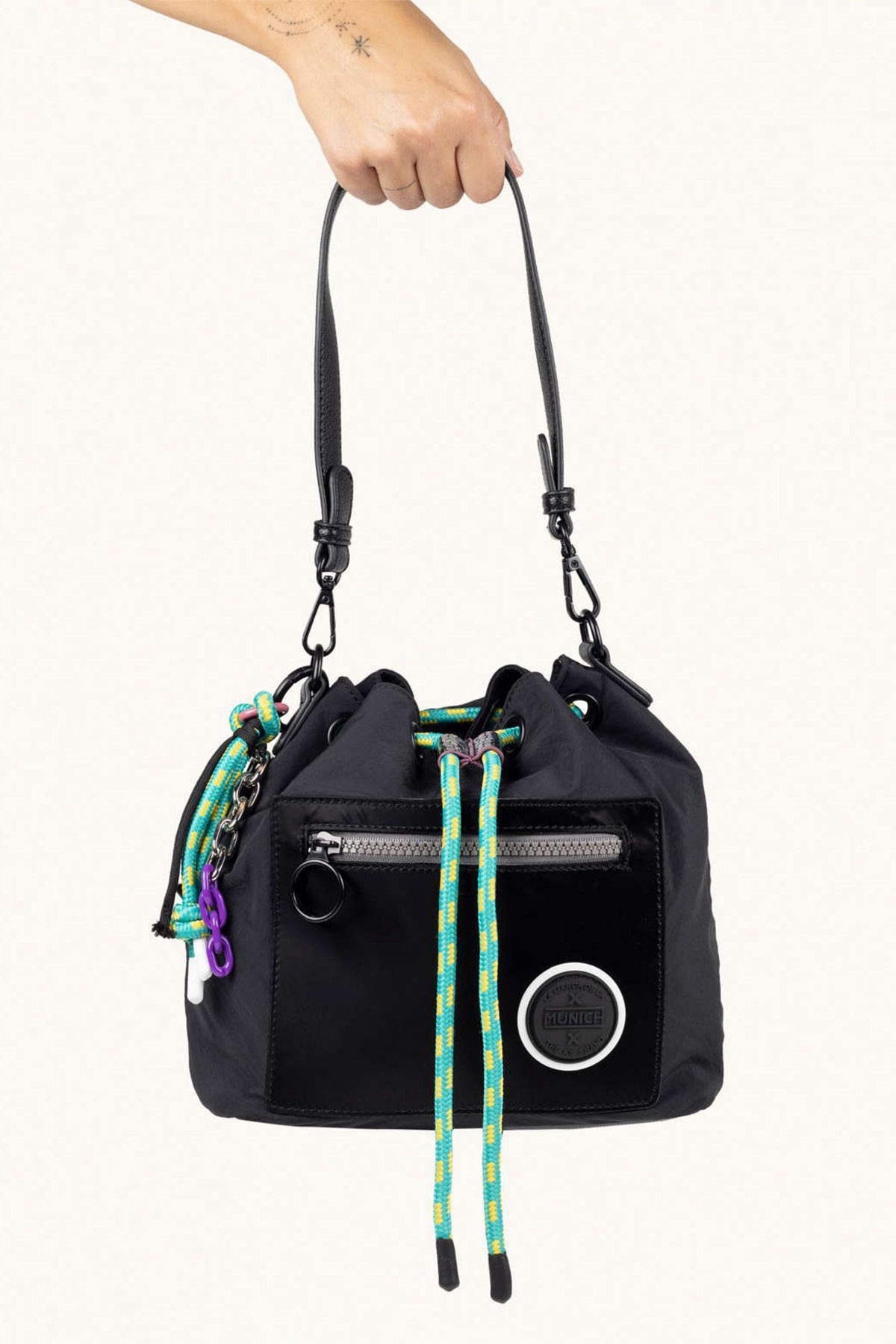 MUNICH DEEP RECYCLED FW BUCKET en color NEGRO (4)