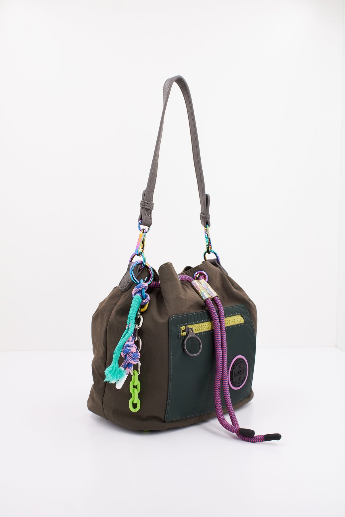MUNICH DEEP RECYCLED FW BUCKET en color VERDE (2)