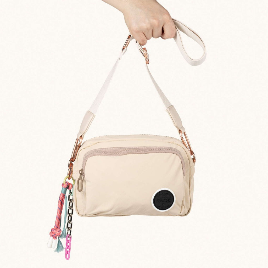 MUNICH DEEP RECYCLED FW CROSSBODY en color BEIS (4)