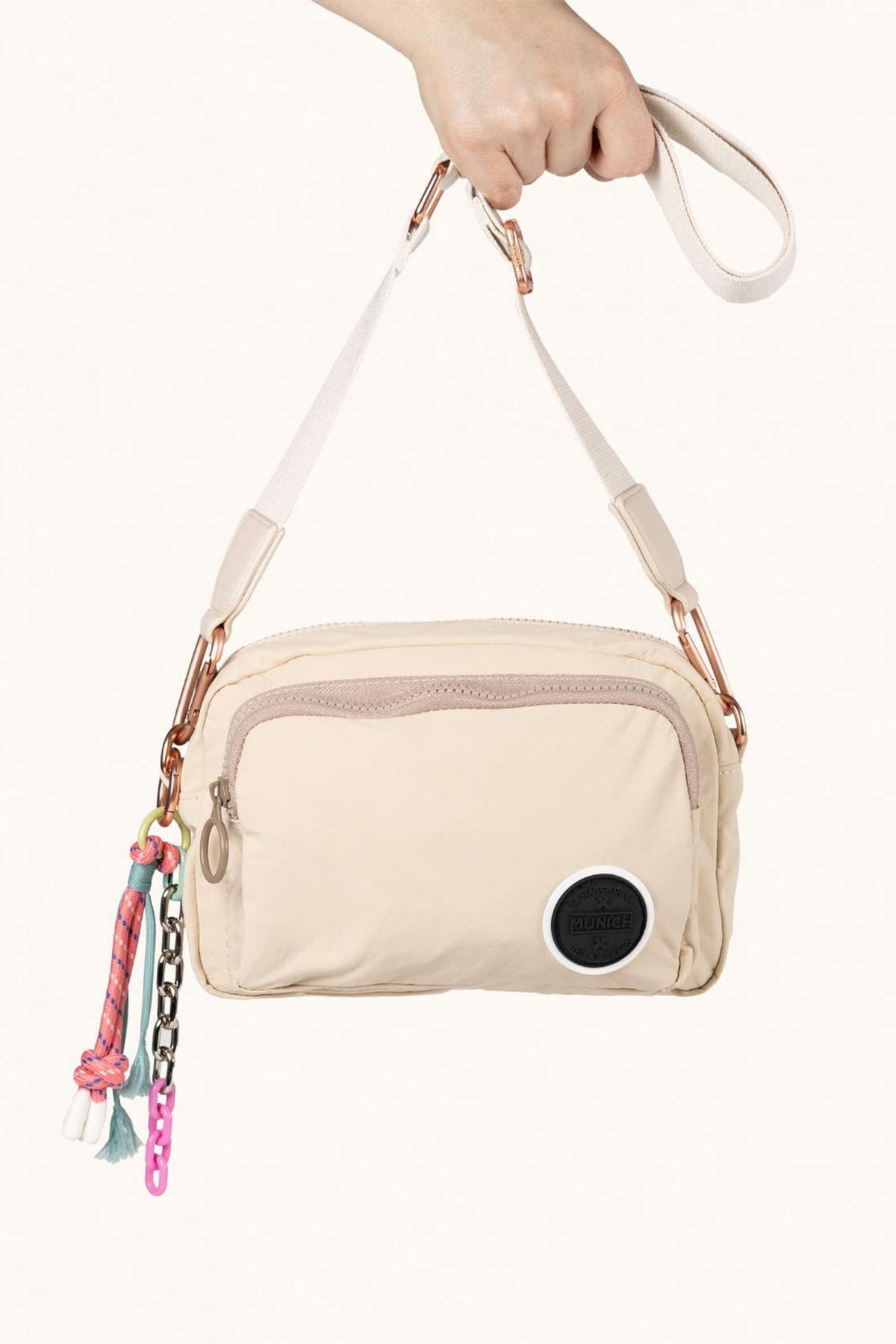MUNICH DEEP RECYCLED FW CROSSBODY en color BEIS (4)