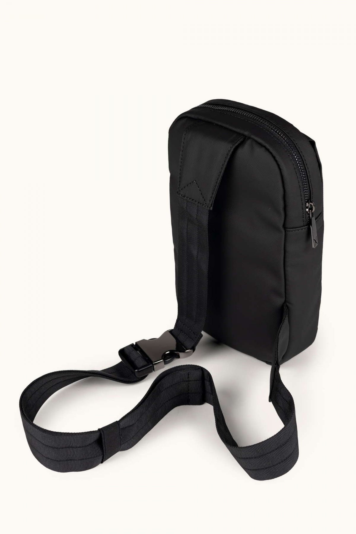 MUNICH PEAK RECYCLED FW CROSSBODY BACKPACK en color NEGRO (2)