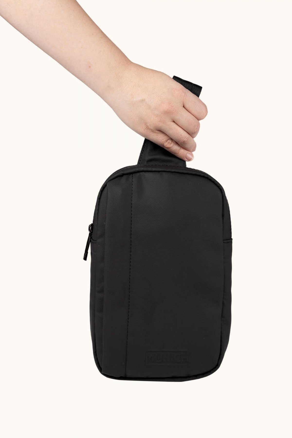 MUNICH PEAK RECYCLED FW CROSSBODY BACKPACK en color NEGRO (4)