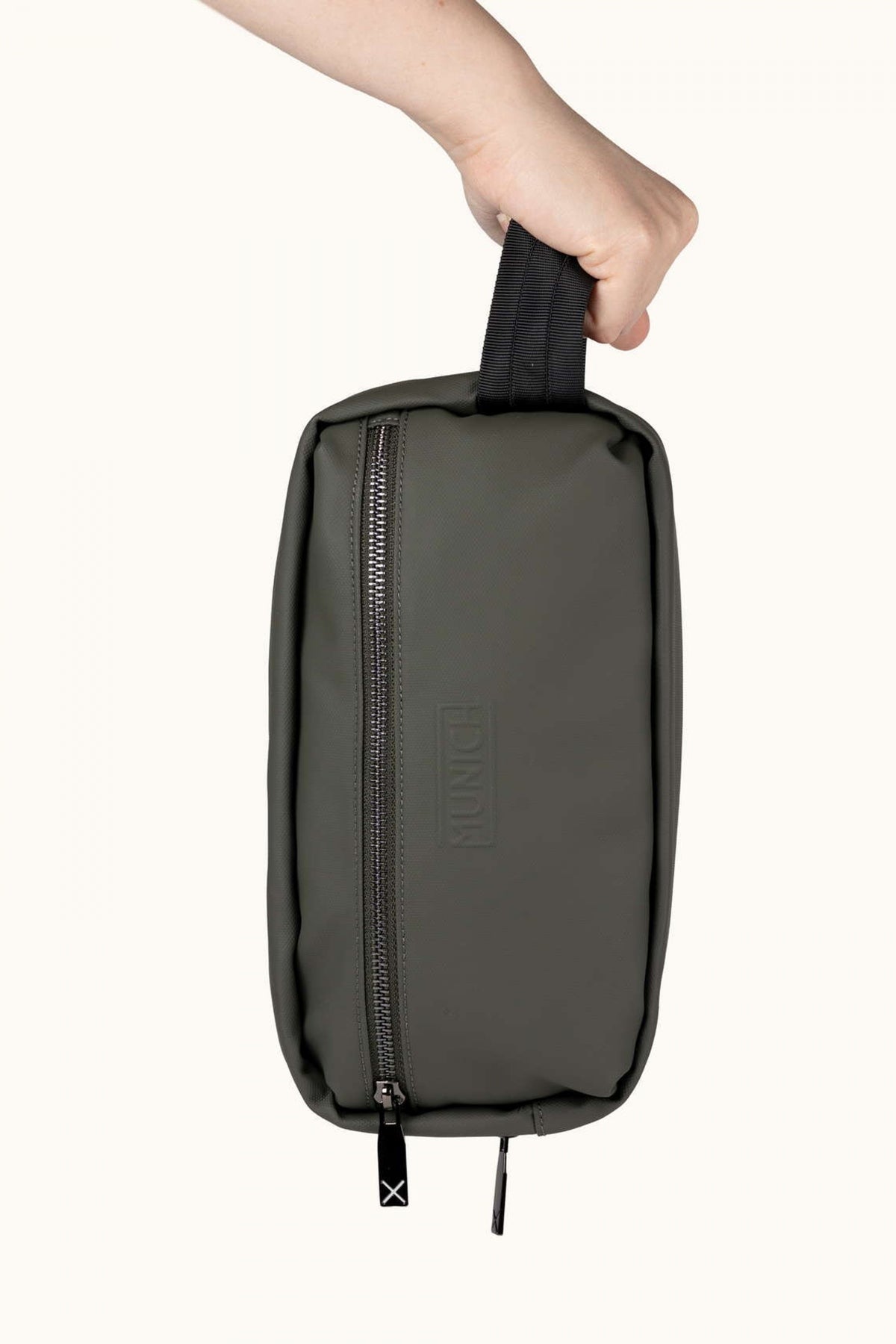 MUNICH PEAK RECYCLED FW TOILETRY en color VERDE (4)