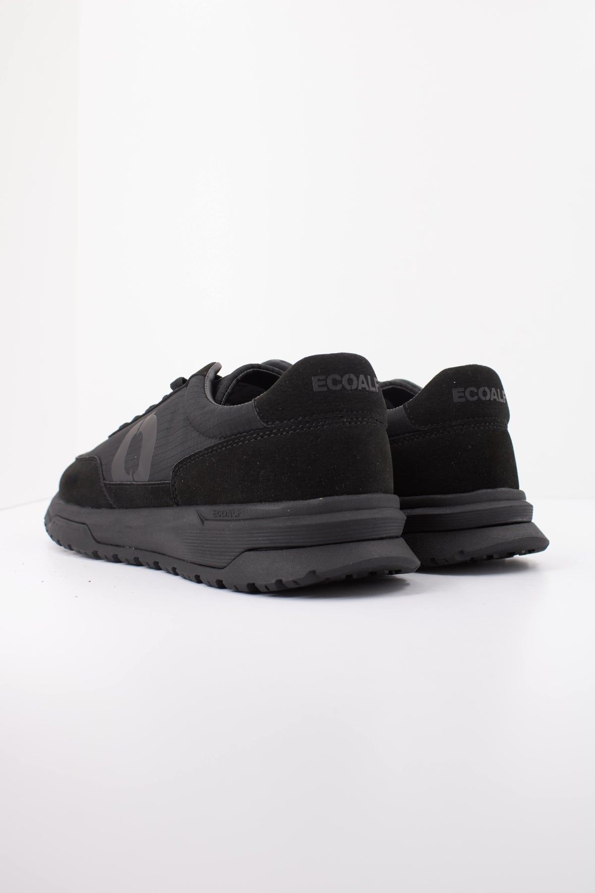 ECOALF MCMSHSNVENTU VENTURA SNEAKER MAN en color NEGRO (4)