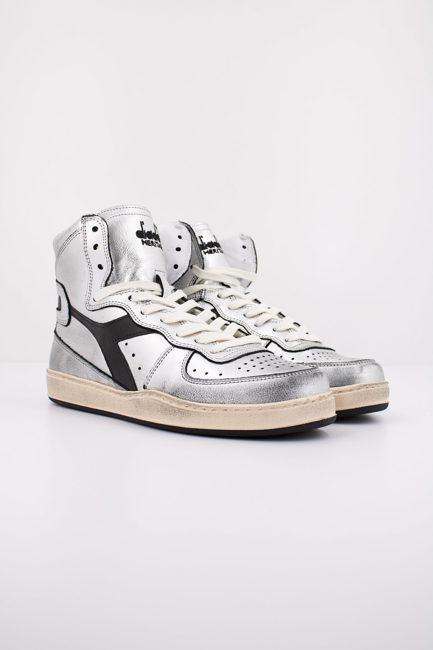 DIADORA HERITAGE BASKET USED en color PLATA (2)