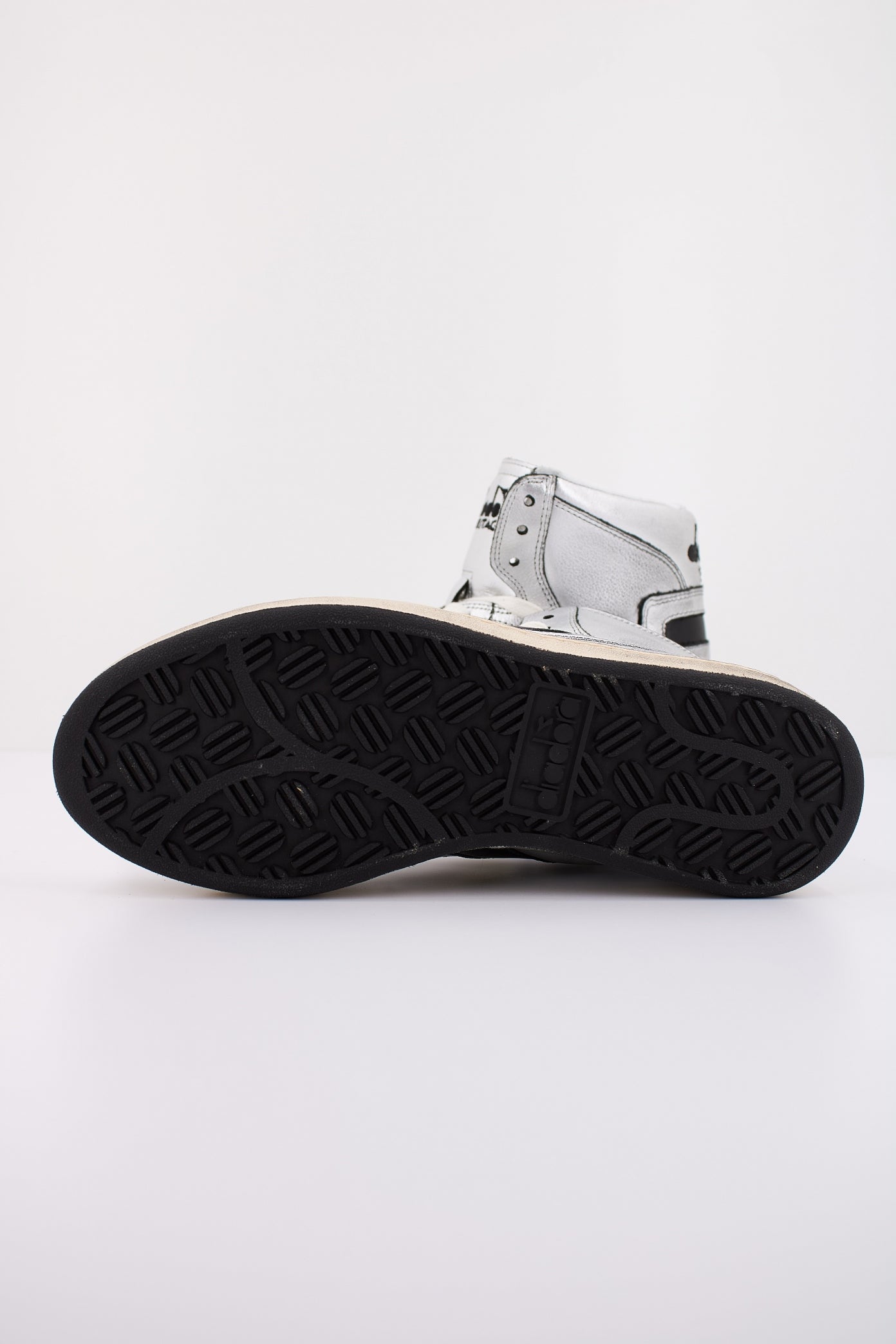 DIADORA HERITAGE BASKET USED en color PLATA (5)