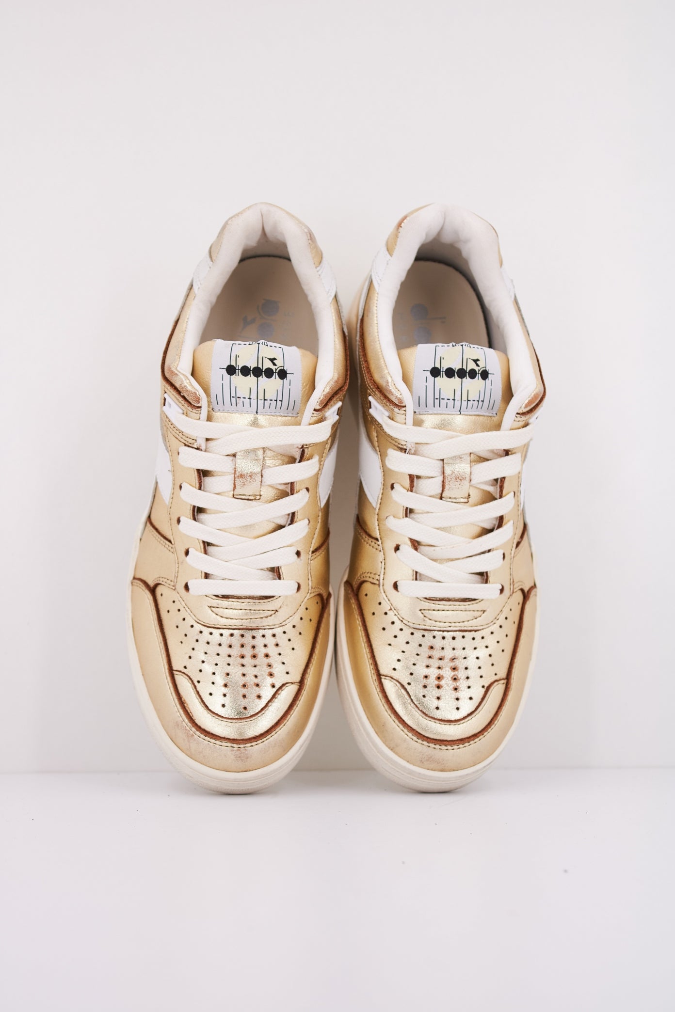 DIADORA HERITAGE METAL WN en color ORO (3)