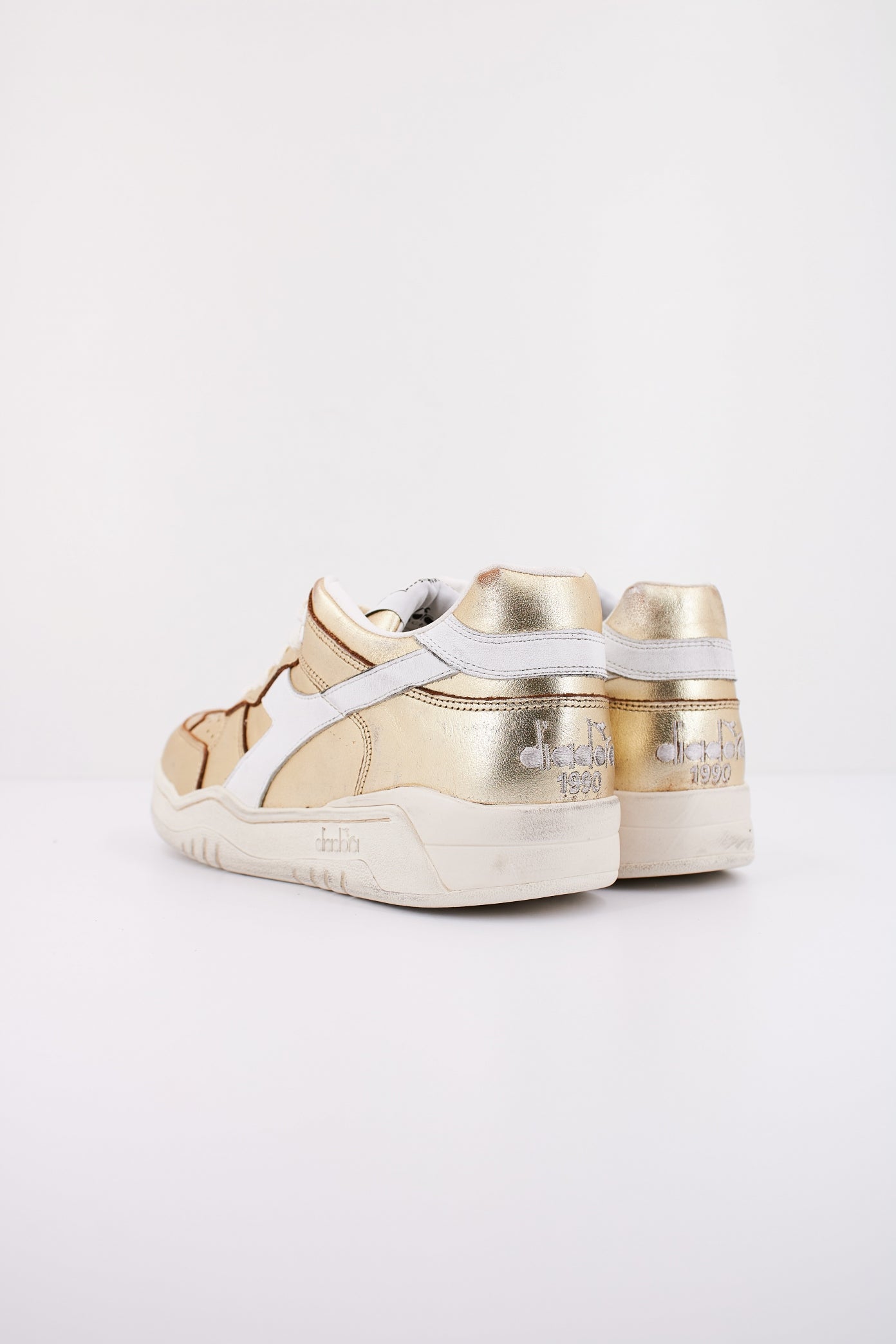 DIADORA HERITAGE METAL WN en color ORO (4)