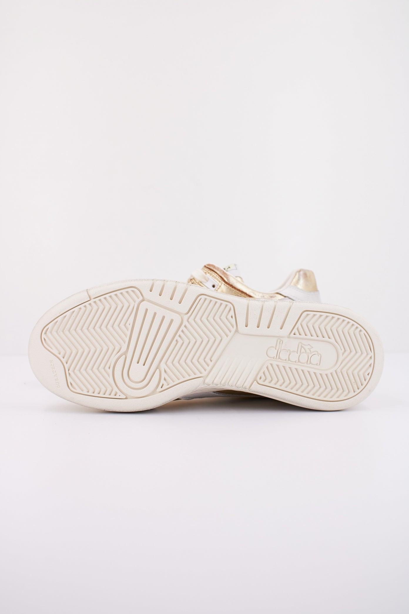 DIADORA HERITAGE METAL WN en color ORO (5)
