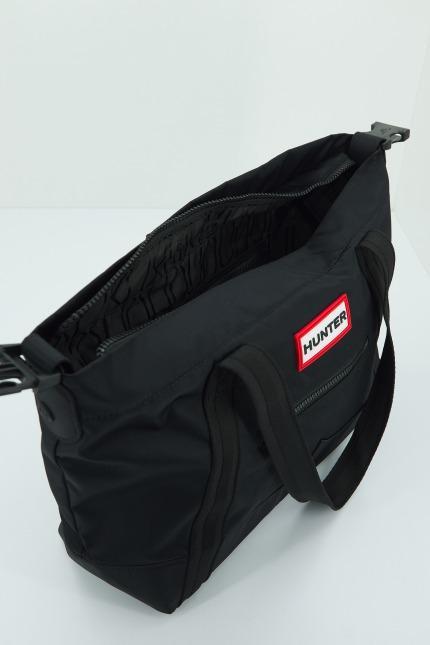 HUNTER TOTE NYLON MIDI en color NEGRO (4)