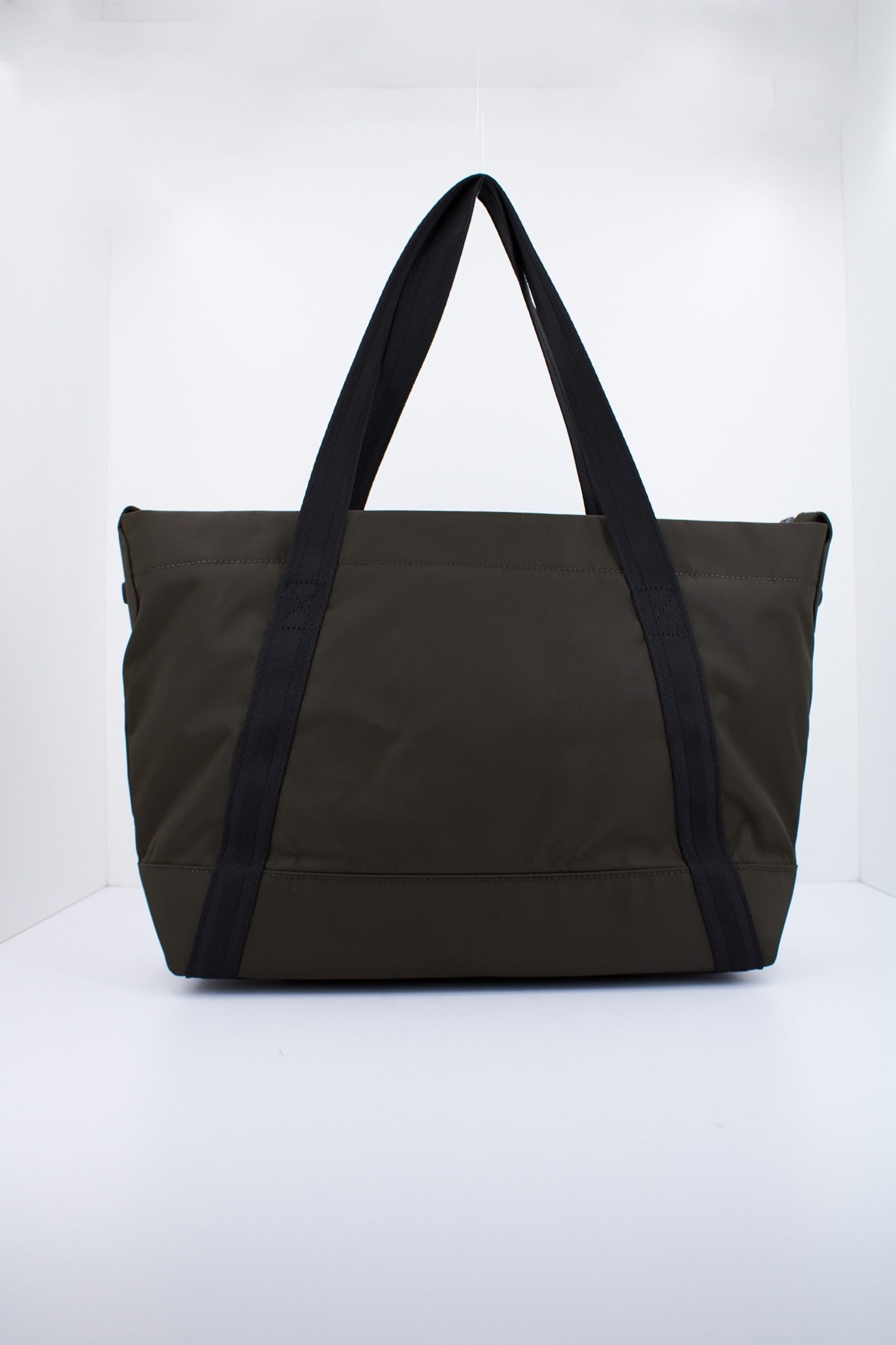 HUNTER TOTE NYLON MIDI en color VERDE (3)