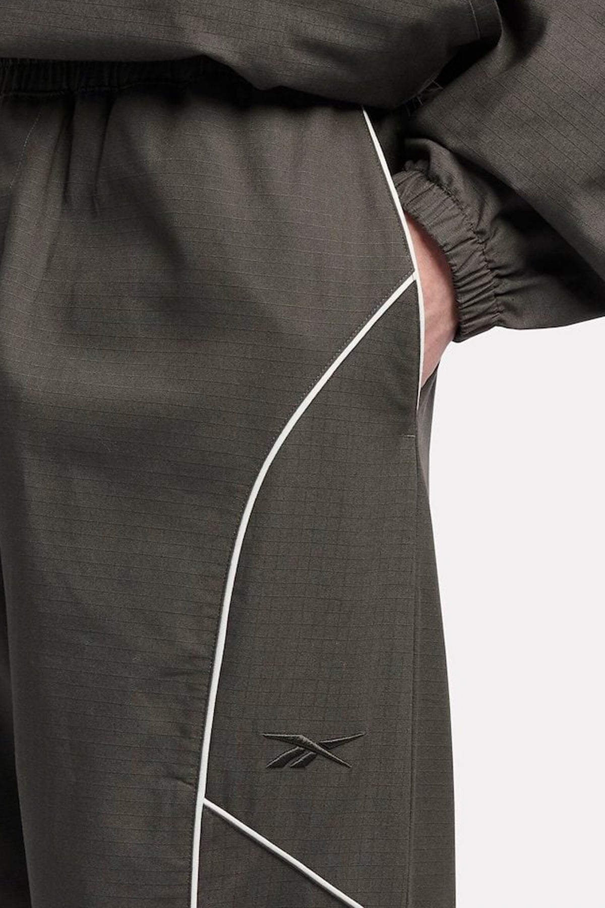 REEBOK TRACK PANT en color NEGRO (3)