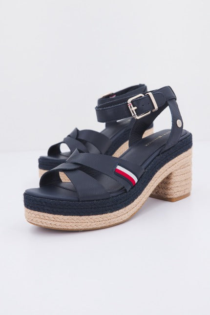 TOMMY HILFIGER INTERLACE MID HEEL SA en color AZUL (1)