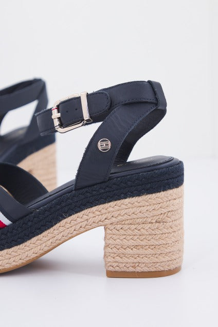 TOMMY HILFIGER INTERLACE MID HEEL SA en color AZUL (4)