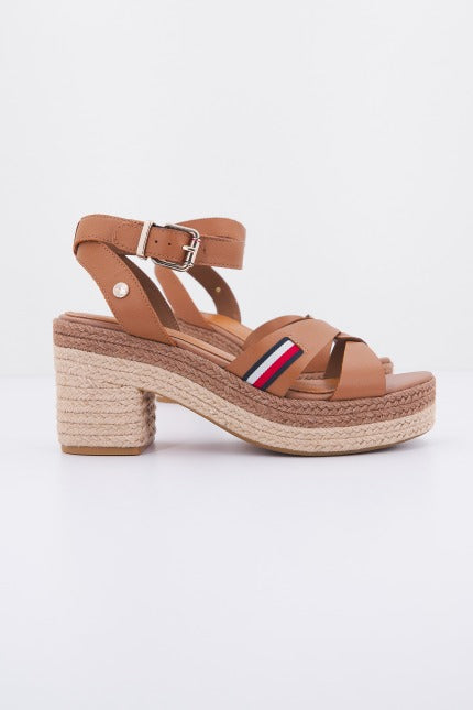 TOMMY HILFIGER INTERLACE MID HEEL SA en color MARRON (2)