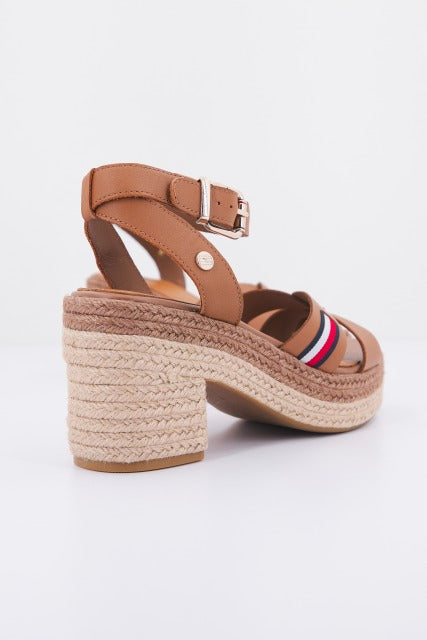TOMMY HILFIGER INTERLACE MID HEEL SA en color MARRON (3)