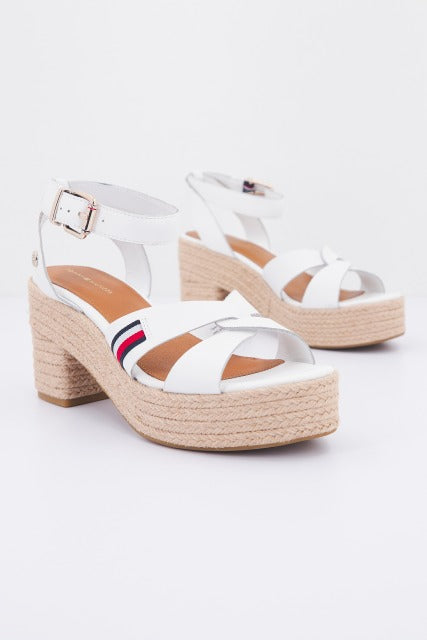 TOMMY HILFIGER INTERLACE MID HEEL SA en color BLANCO (1)