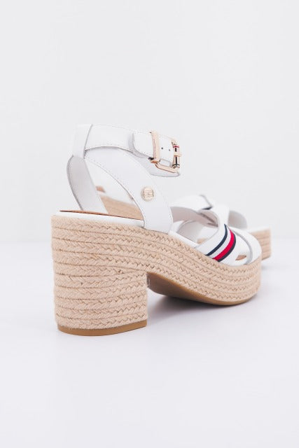 TOMMY HILFIGER INTERLACE MID HEEL SA en color BLANCO (3)