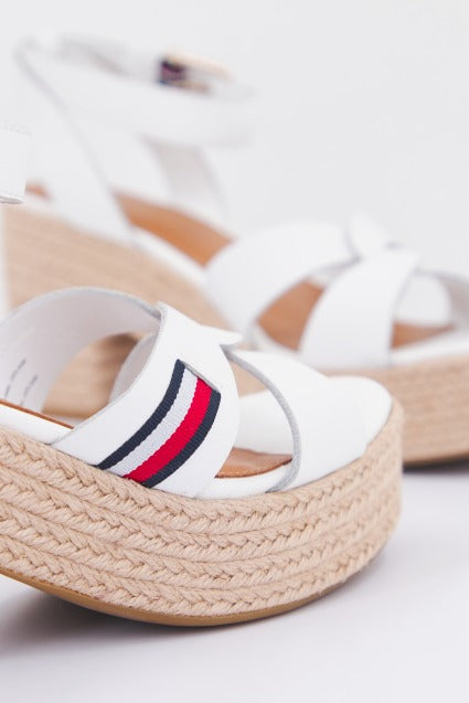 TOMMY HILFIGER INTERLACE MID HEEL SA en color BLANCO (4)