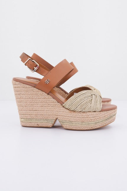 TOMMY HILFIGER ARTISANAL HIGH WEDGE en color ORO (2)