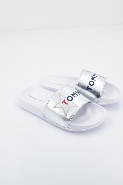 TOMMY HILFIGER LOGO PRINT SLIDER en color PLATA (1)