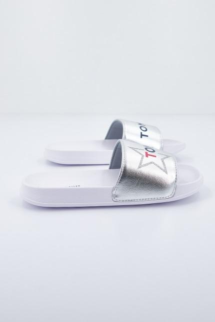 TOMMY HILFIGER LOGO PRINT SLIDER en color PLATA (2)