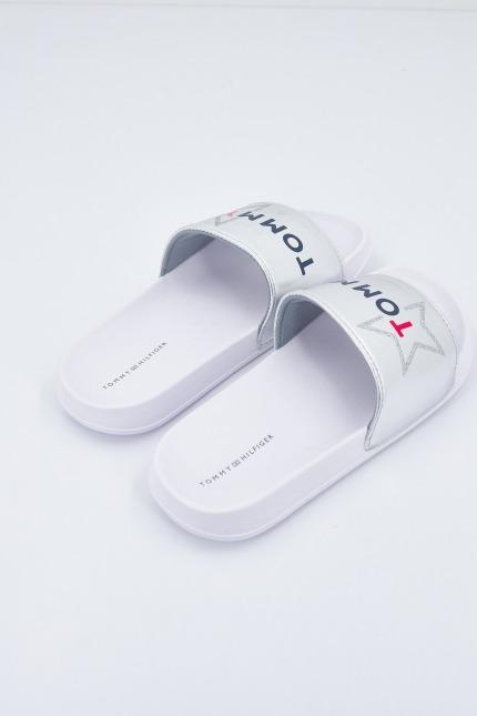 TOMMY HILFIGER LOGO PRINT SLIDER en color PLATA (3)